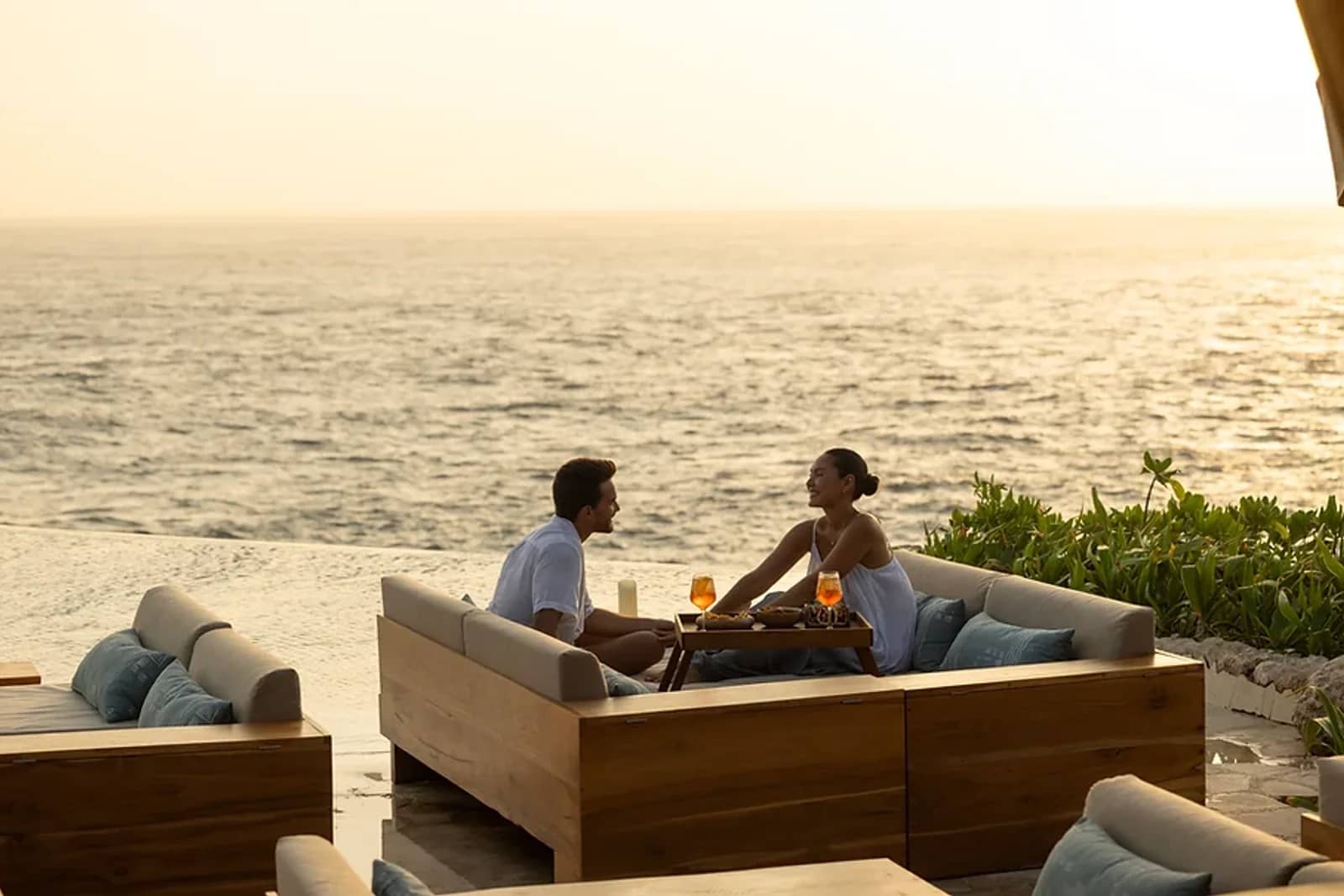 ARNA Suites and Ocean Lounge — Restaurant
