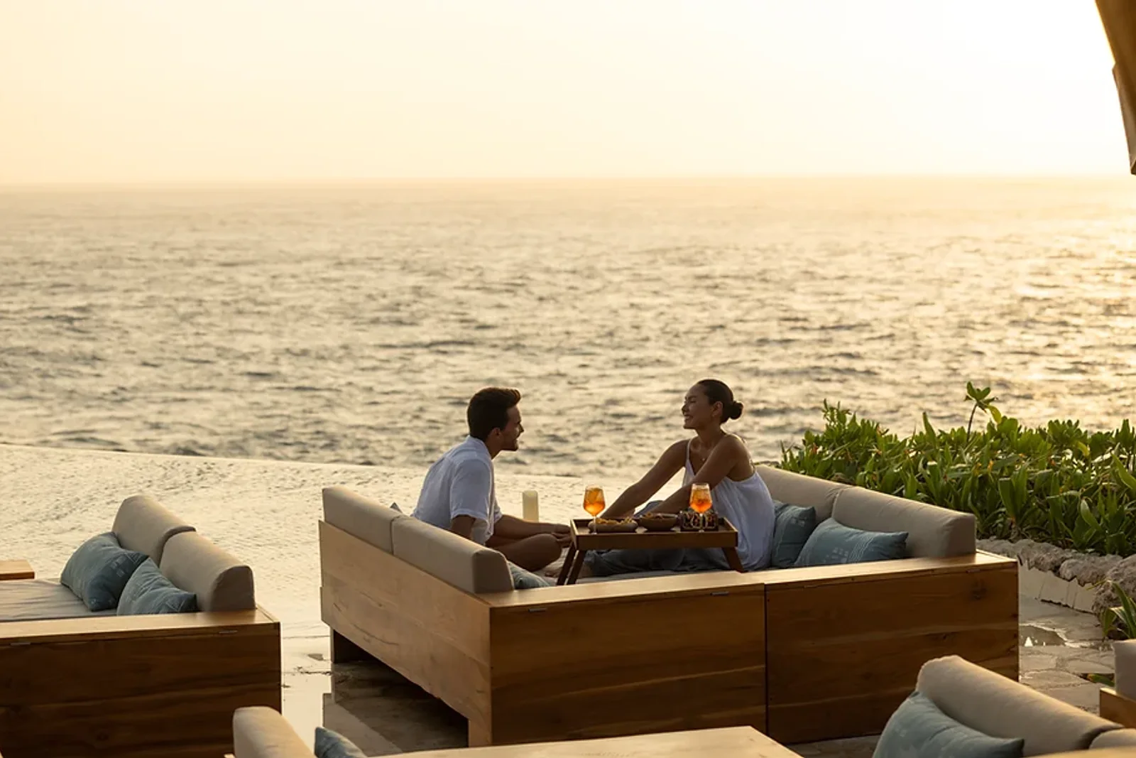 ARNA Suites and Ocean Lounge — Restaurant