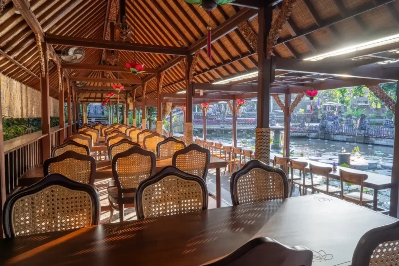 Cafe Lotus — Restaurant