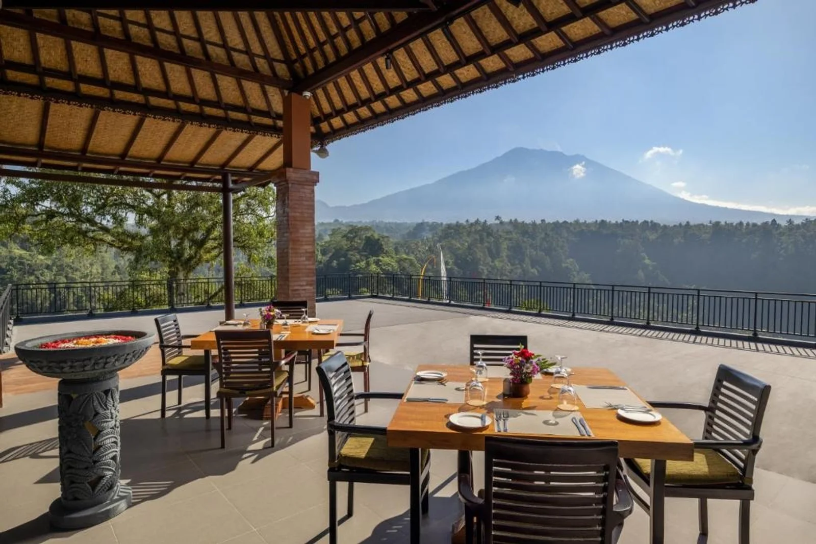 Edelweiss Restaurant and Bar at Tapa Agung View — Restaurant