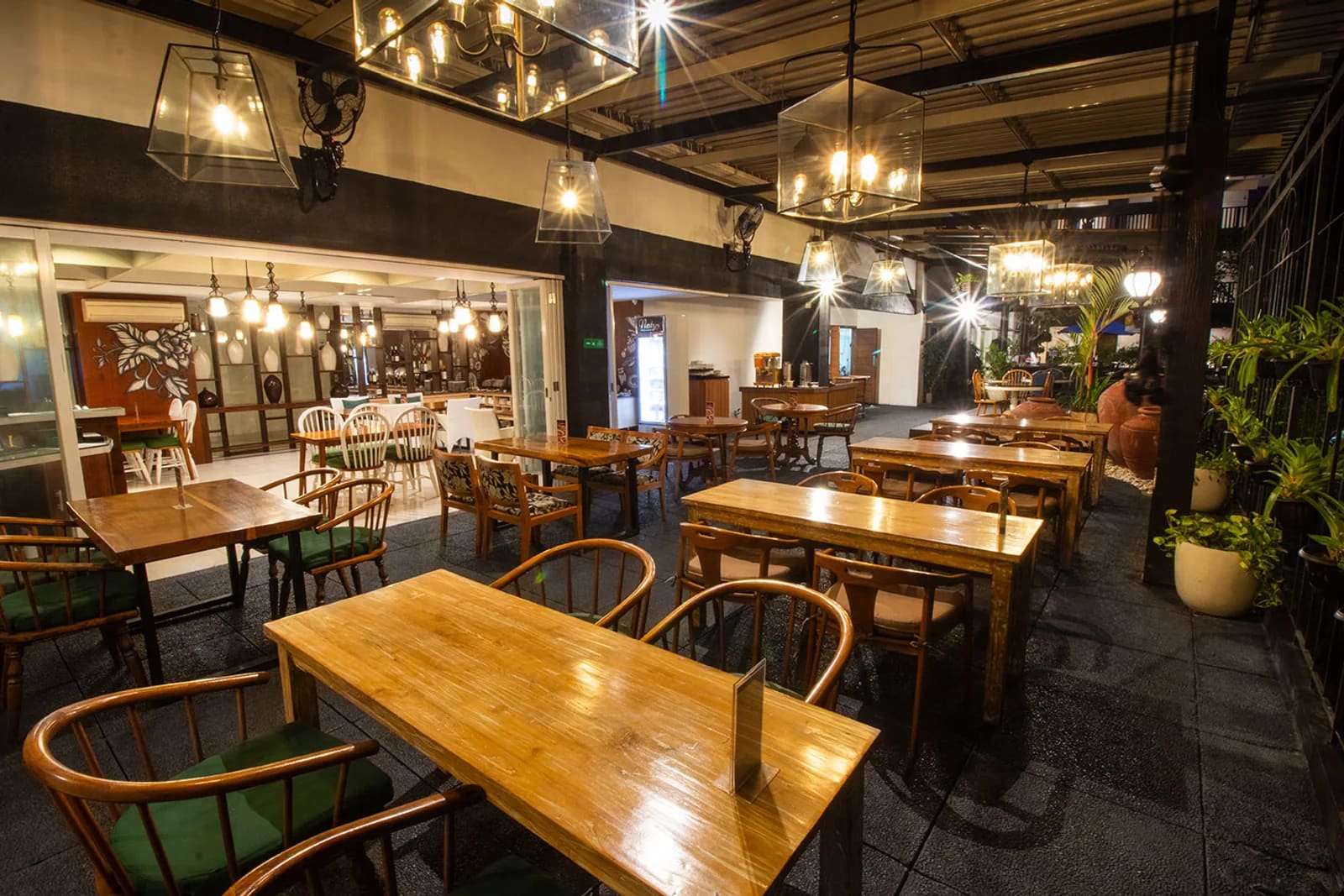 Natys Bar & Grill Ubud — Restaurant