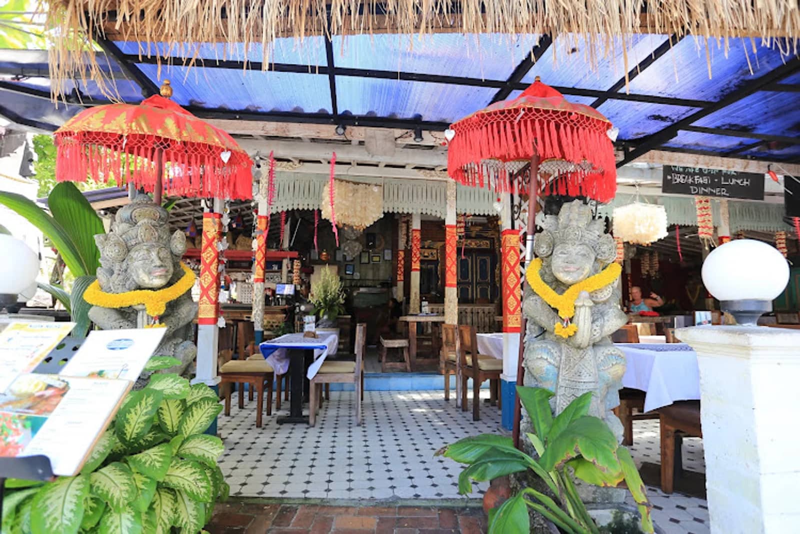 Sendok Emas Bar & Restaurant — Restaurant