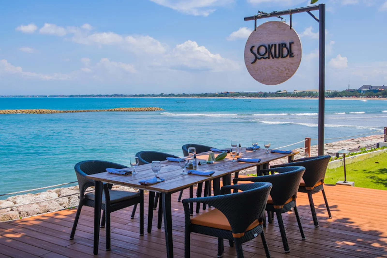 Sokube Restaurant and Bar at Discovery Kartika Plaza Hotel — Restaurant