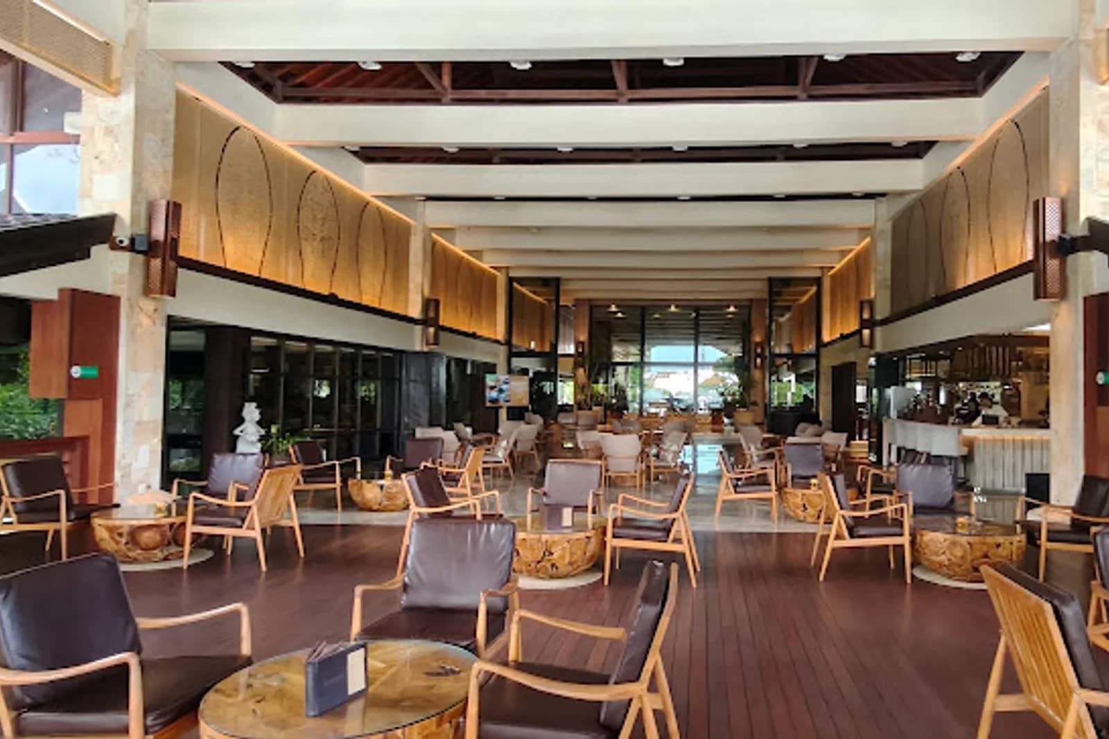 Sunset Bar and Lounge at Discovery Kartika Plaza Hotel — Restaurant
