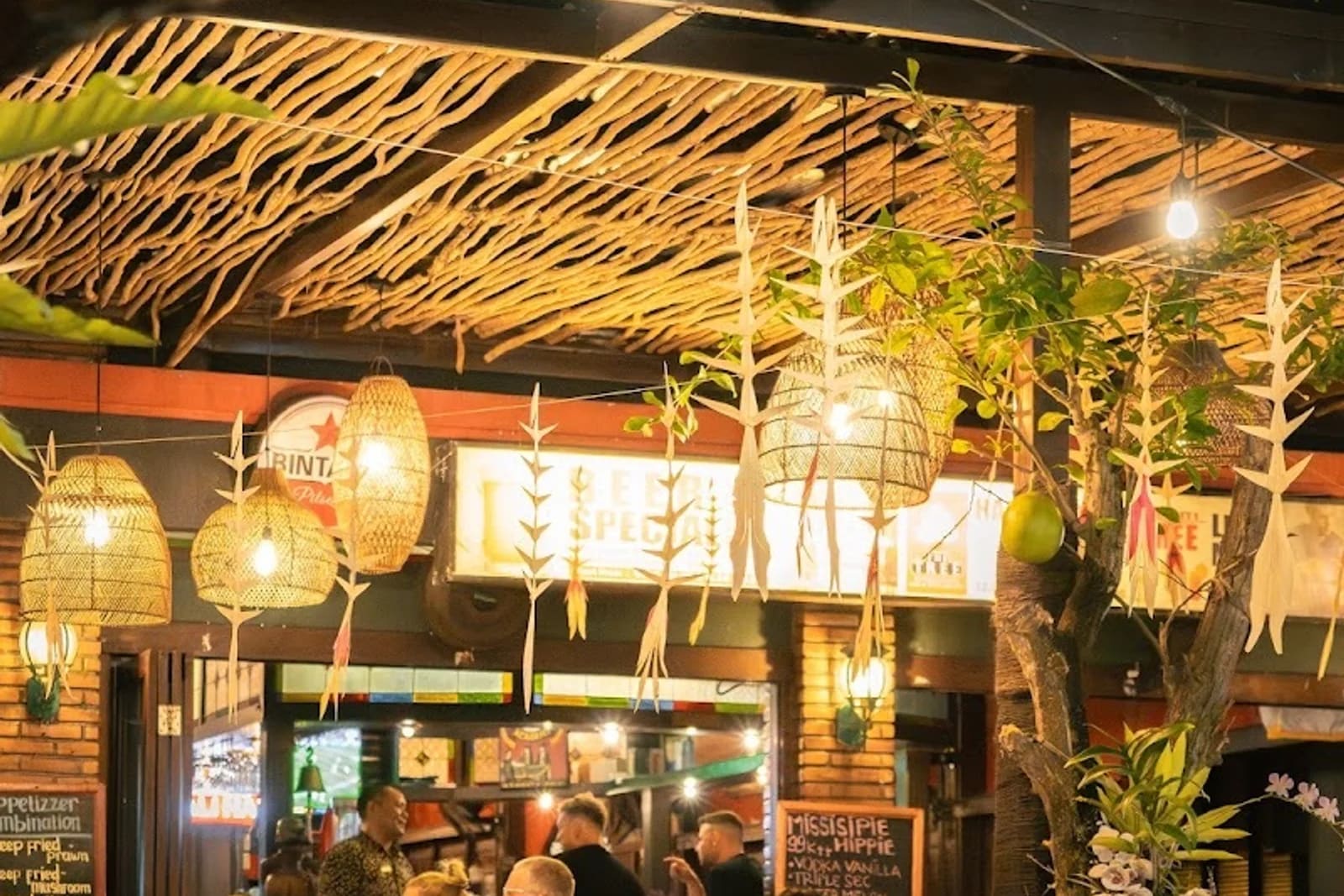 The Tree International Bar & Restaurant — Restaurant